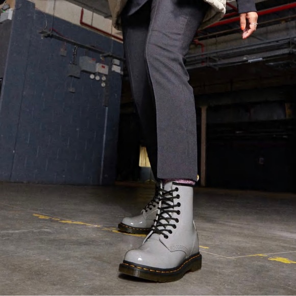 NIB Women’s Size 7 (Euro Size 38) Dr. Martens 1460W 8-eye Combat Boots Zinc Gray - Picture 6 of 15